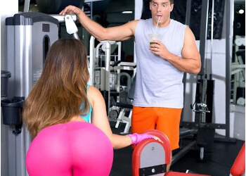 Kelsi Monroe recibe un anal inesperado en el gimnasio