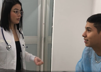 La doctora se encarga personalmente de tratar a su paciente